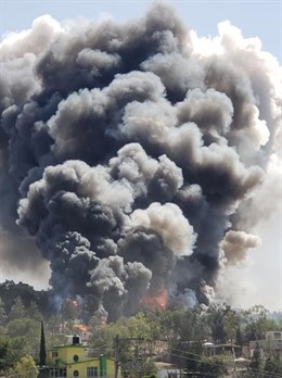 Explotan dos almacenes de pirotecnia y provocan un gran incendio en México