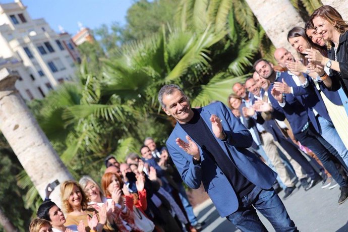 28A.-Mata Critica Que Cantó Alardee De Una Lista Vacía De Vividores De La Políti