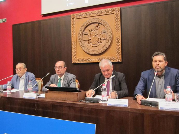 Lambán urgen a un pacto de Estado para que la Constitución dé a los ayuntamiento