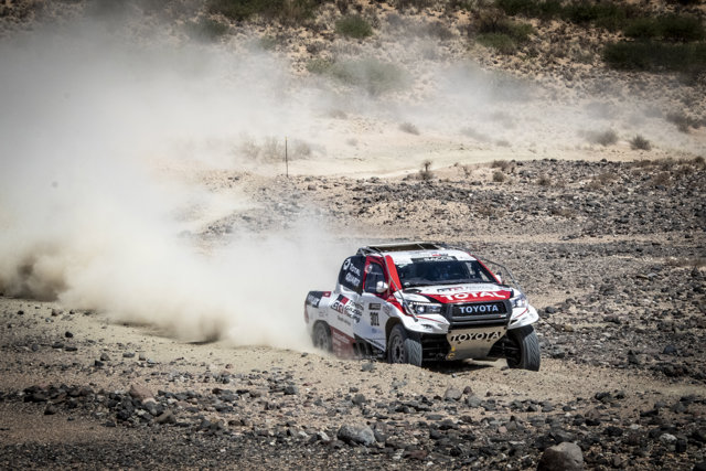 Fernando Alonso prueba el Toyota del Dakar