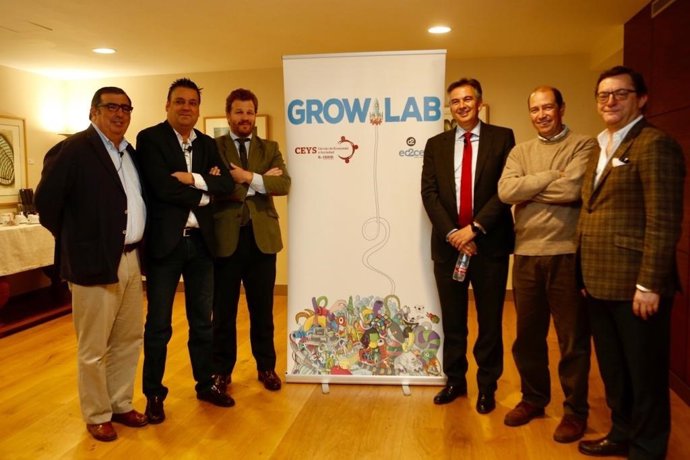 Más de un centenar de estudiantes analizan con tres directivos qué es ser empres