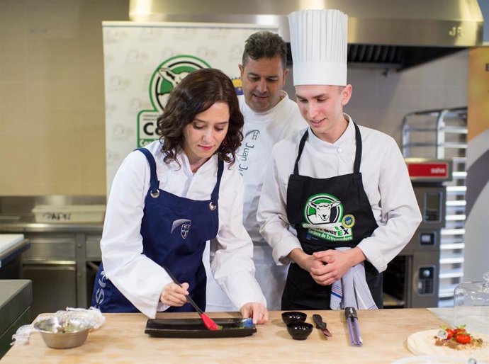 Díaz Ayuso se compromete a elaborar un Libro Blanco de la FP para darle un impul