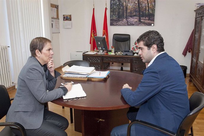 Uxue Barkos y Javier Ollo, alcalde de Alsasua.