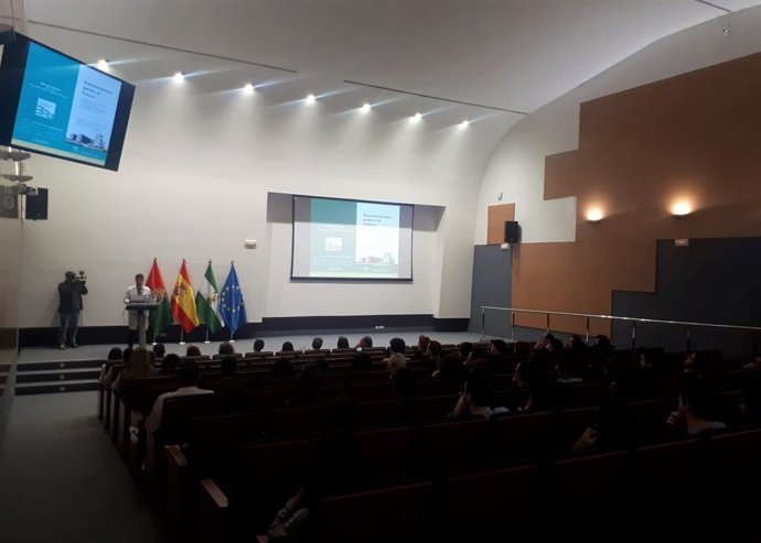 Granada.-Futuros especialistas internos residentes participan en la jornada de p