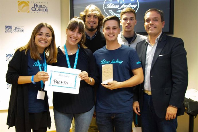 El vicerrector de la UPO José Manuel Feria, con los galardonados