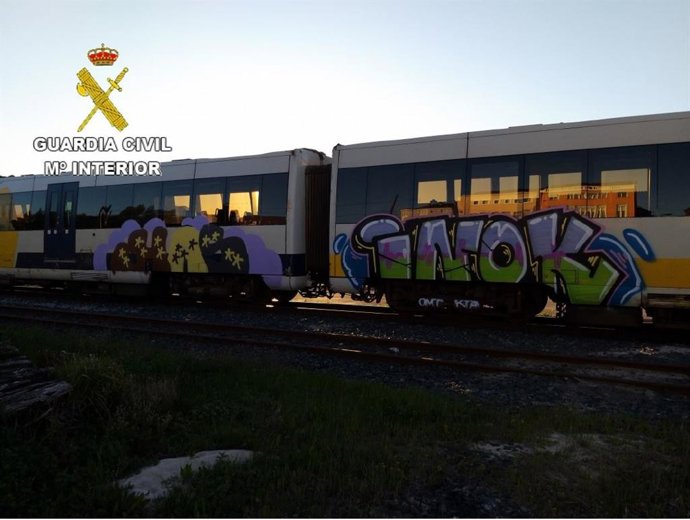 Detenidos cuatro jóvenes cuando realizaban graffitis en dos vagones de tren esta