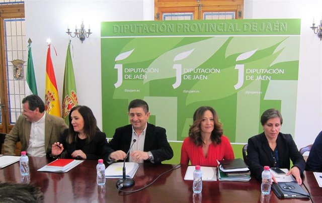 Jaén.-Junta, "al lado de los agricultores" ante crisis de precios del aceite, pi