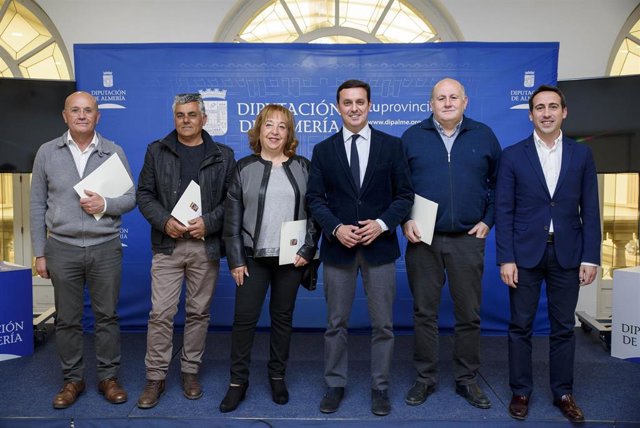 El presidente de Diputación con los ayuntamientos beneficiarios de ayudas.