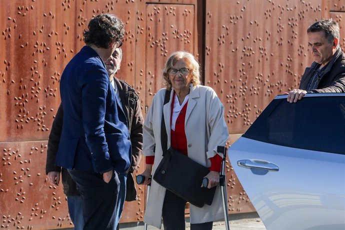 Manuela Carmena visita el barrio de Entrevías (Madrid) para conocer los trabajos