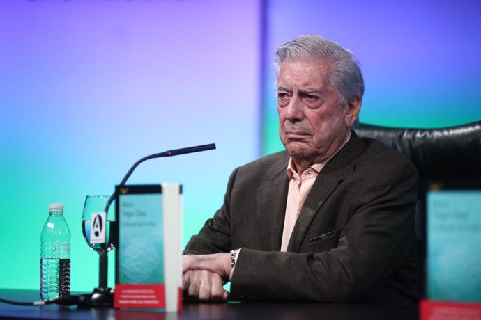 Rueda de prensa de Mario Vargas Llosa para presentar La llamada de la tribu