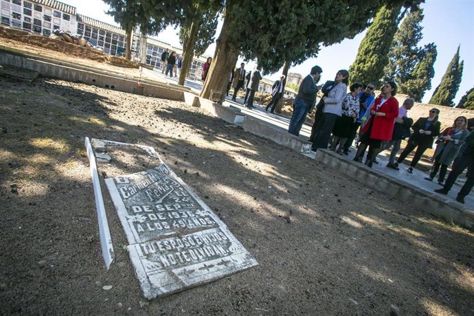 Memoria.- Delgado confía en la continuidad de exhumaciones, que "no es buscar", 