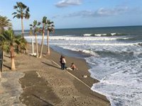 El temporal derriba el montaje de las playas que había habilitado el Ayuntamiento de Marbella para Semana Santa