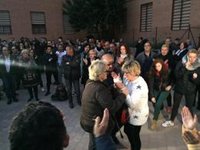 Vecinos del Pozo celebran con un minuto de silencio y aplausos la entrega del presunto homicida