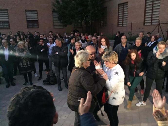 Vecinos del Pozo celebran con un minuto de silencio y aplausos la entrega del pr