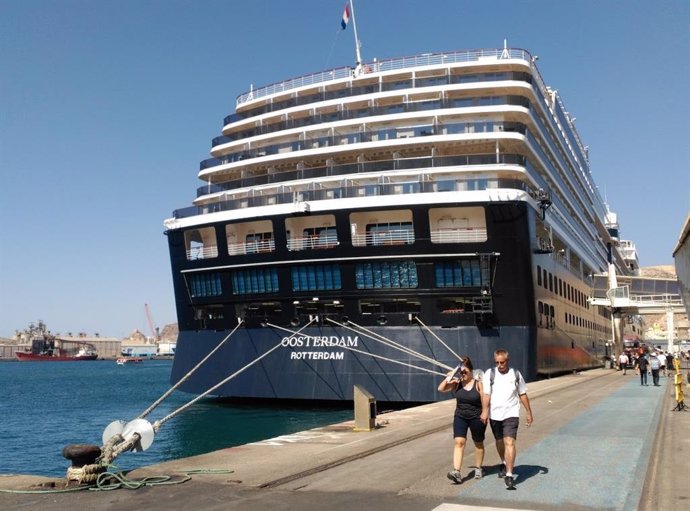 Un crucero atraca en el Puerto de Almería