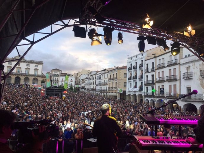 La Plaza Mayor de Cáceres durante una actuación del viernes en el Womad