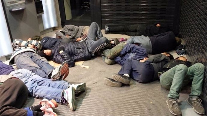 Menores extranjeros no acompañados durmiendo en un cajero