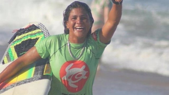 Muere la surfista brasileña Luzimara Souza tras ser alcanzada por un rayo mientr