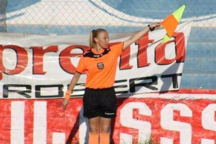 Rocían con agua hierviendo a una jueza de línea en un partido de fútbol en Argen