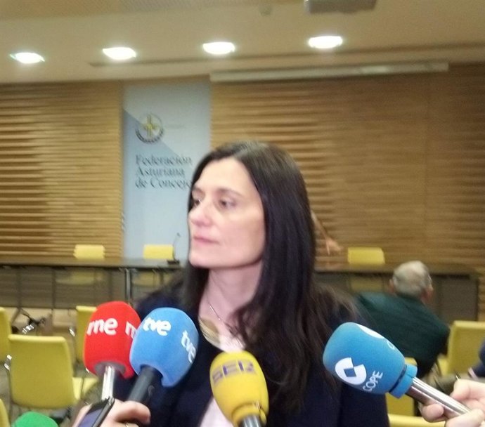 Los ayuntamientos recurren a empresas privadas para limpiar sus playas porque re