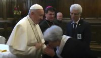 El Papa no se dejó besar el anillo por higiene para evitar contagio de gérmenes entre los fieles, según el Vaticano