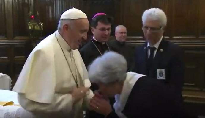 Papa Francisco evita que le besen la mano en Loreto