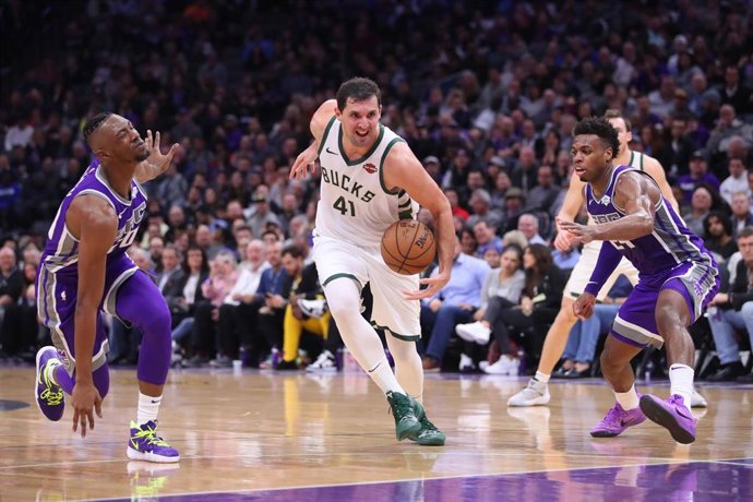 Mirotic en el duelo entre Milwaukee Bucks y Sacramento Kings