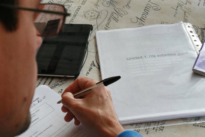 Un refugiado estudia español en piso de acogida de málaga Acoge en Torre del mar