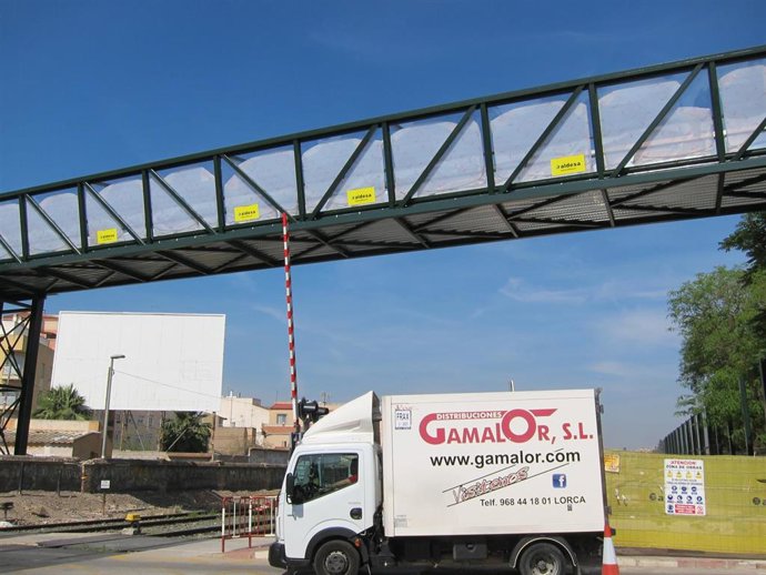 Adif pondrá en funcionamiento de forma inminente la pasarela peatonal del paso a nivel de Santiago el Mayor