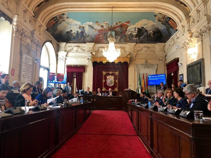 Málaga.-Pleno aprueba conceder la Medalla de la Ciudad a Porfirio Smerdou y el t