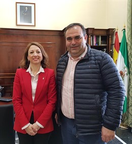 Málaga.- La delegada de la Junta aborda con el alcalde de Pizarra el desdoblamie