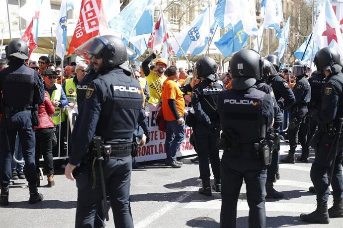 Concentración de los trabajadores de la multinacional Alcoa frente al Congreso d