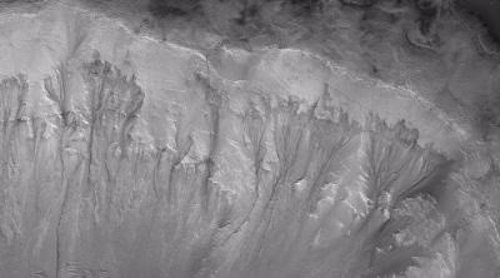 Pruebas de agua subterránea que sale a superficie en cráteres de Marte