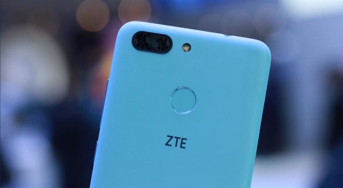 ZTE trabaja en un concepto de 'smartphone' con un 'notch' en el lateral adherido