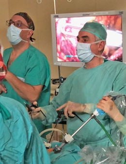 Una novedosa técnica quirúrgica repara el descolgamiento abdominal tras un embar