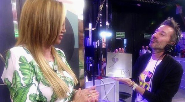 Belén Esteban entrega las invitaciones de su boda en 'Salvame', así son