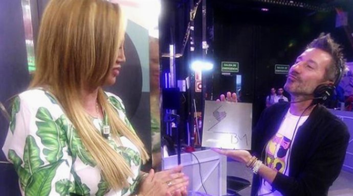 Belén Esteban entrega las invitaciones de su boda en 'Salvame', así son