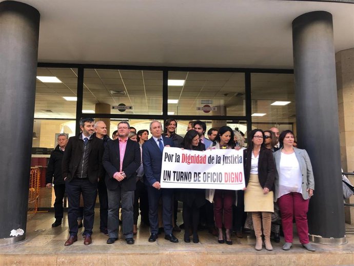 AMP2.- Prop de 30 advocats es concentren en els Jutjats de Sa Gerreria per deman