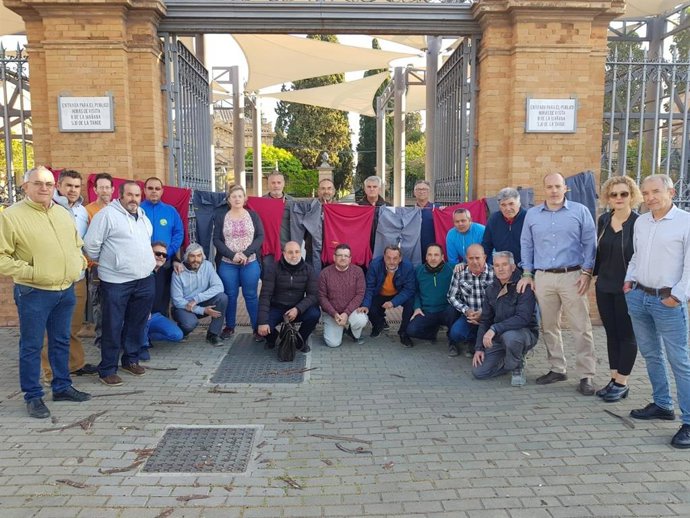 Sevilla.-Plantilla del cementerio tiende su ropa a las puertas del camposanto pa