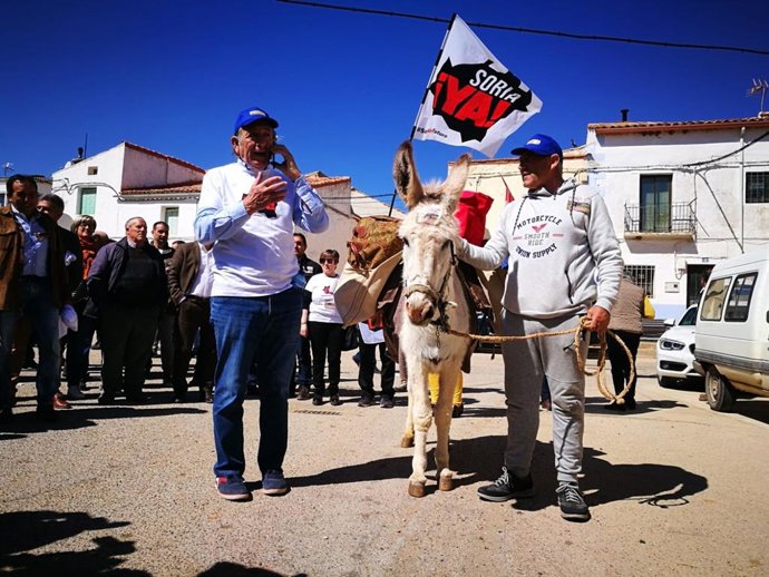 El alcalde de Torrubia (Soria) inicia su marcha junto a la burra Margarita para 