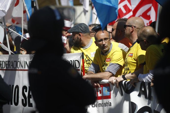 Incidentes ente trabayadores y l'Alcoa y la Policía énte'l Congresu con un manif