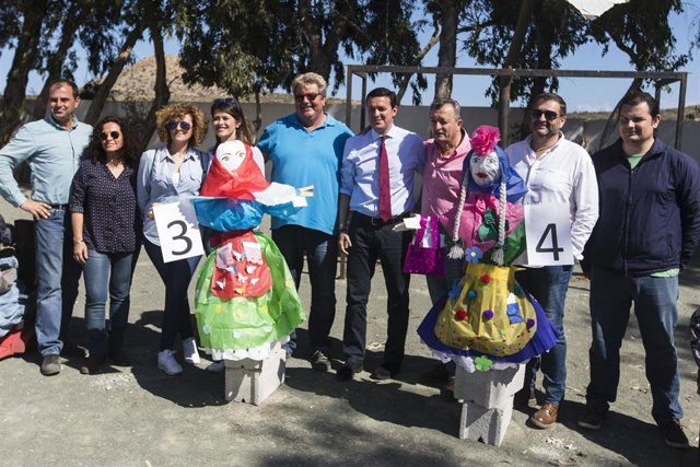 Javier Aureliano García en el 'Día de la Vieja', con las populares "viejas".