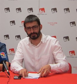 El coordinador general de IU-Aragón, Álvaro Sanz, en la sede del partido