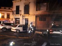 Tres afectados por inhalación de humo tras el incendio de un contenedor en Sevilla