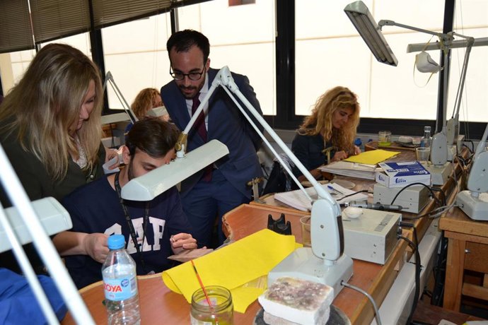 Córdoba.- El delegado de Empleo de la Junta visita la Escuela de Joyería para co