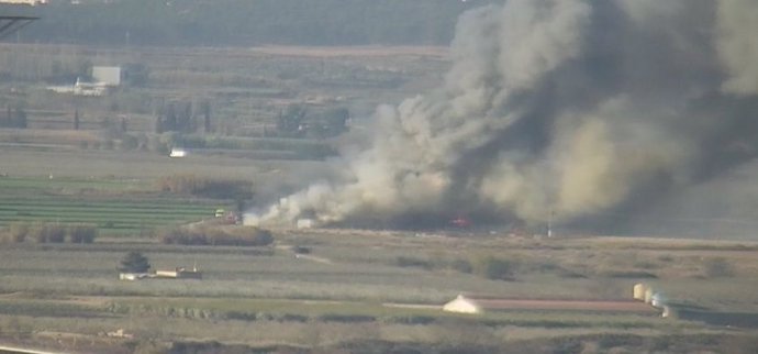 Un incendio calcina tres de las cuatro naves de una explotación avícola en Alfar