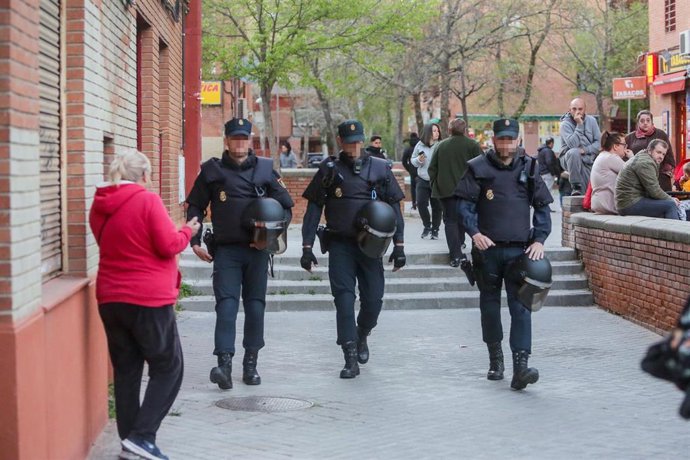 Concentración de vecinos en Vallecas (Madrid) tras el asesinato a puñaladas de u