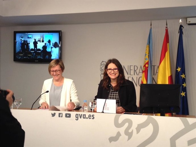 Maria José Salvador y Mónica Oltra en la rueda de prensa posterior al pleno.