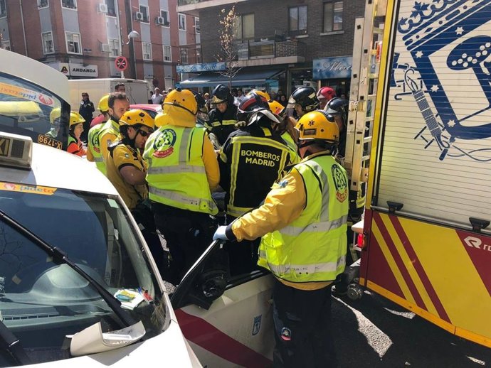 Sucesos.- Aparatoso accidente en Vallecas tras marearse un taxista y quedar semi