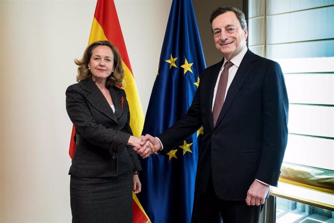 El presidente del BCE, Mario Draghi, y la ministra de Economía y Empresa, Nadia 
